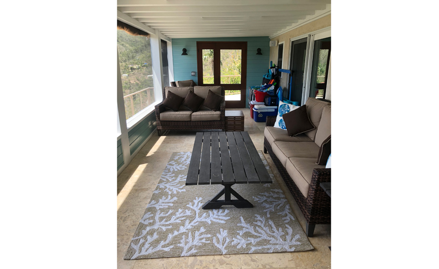 Other side of the screened in porch - pool side entrance