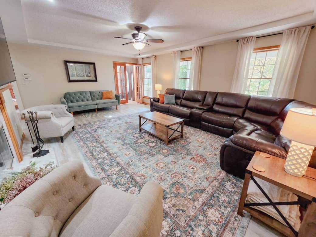 Spacious livingroom with seating for plenty.