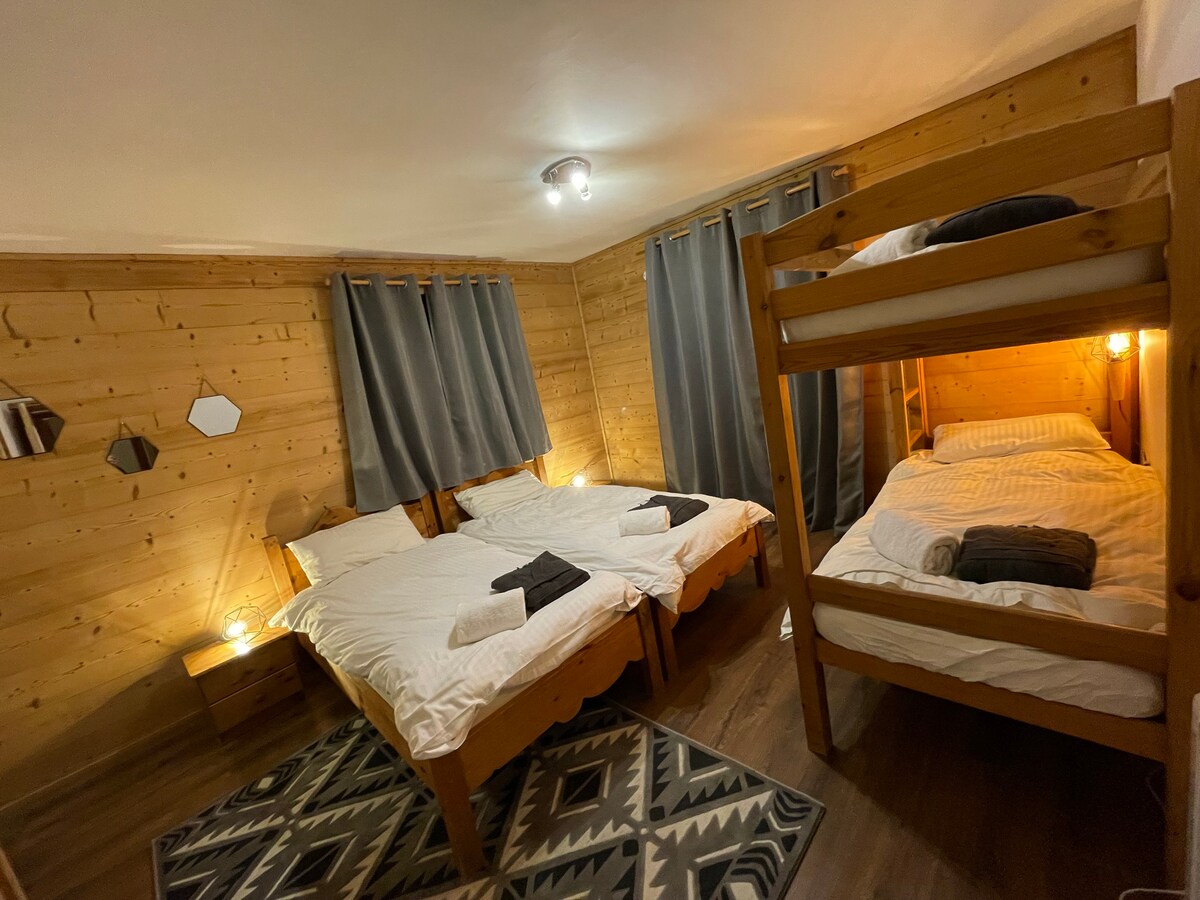 Chambre familiale : lits simples et superposés