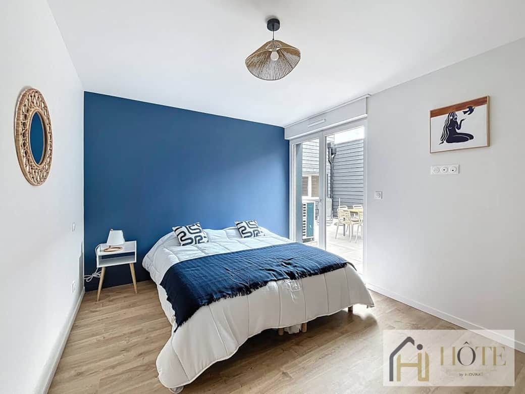 Chambre parentale apaisante avec lit queen et éclairage doux—un vrai cocon de confort.