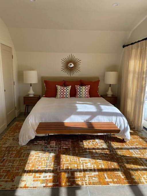 Bedroom in studio side of hut