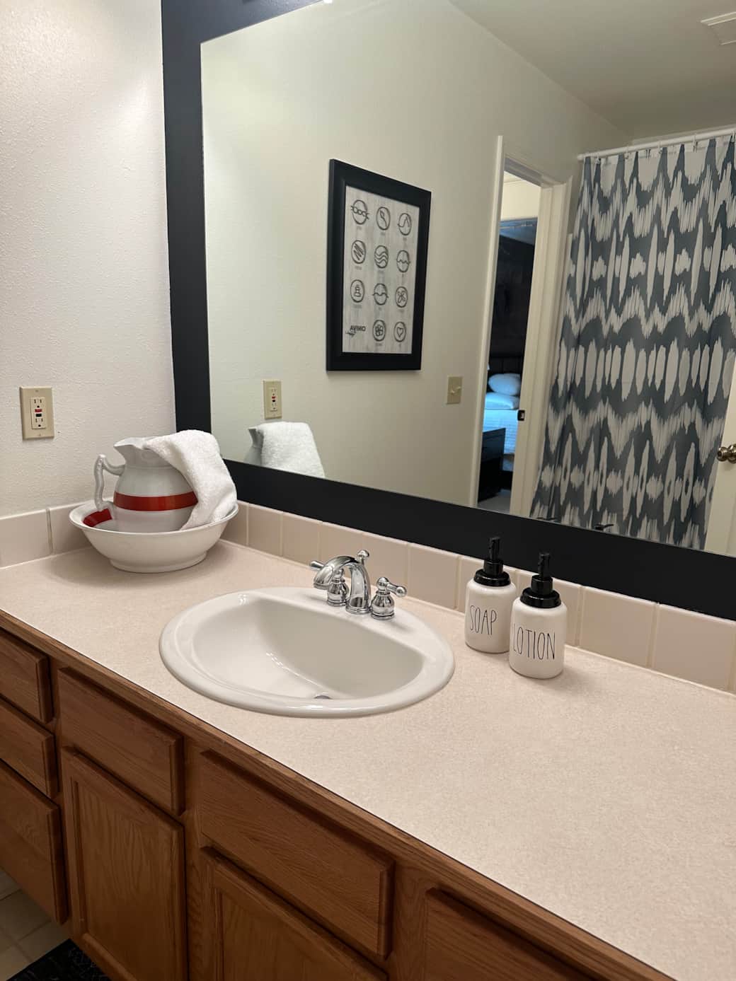 Guest Bath- Right off the Kitchen and closes off to Master Bedroom
