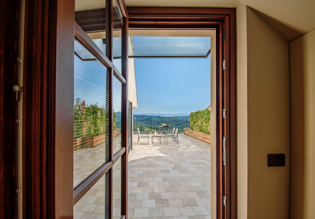 L'entrata dell'appartamento, con accesso alla terrazza panoramica
