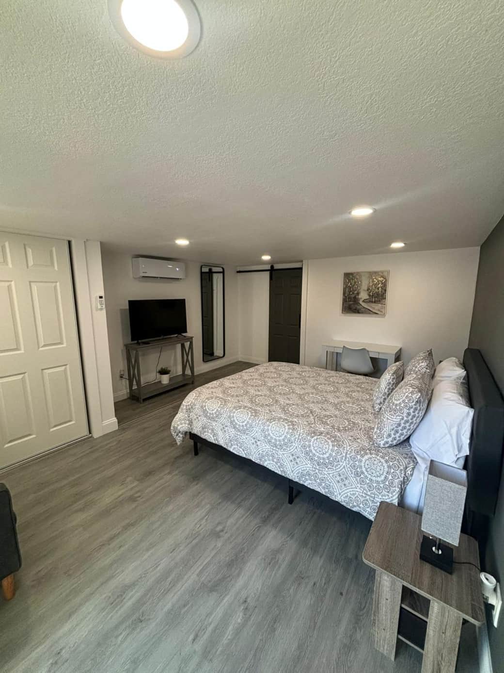 Room with A/C, premium linens, comfy pillows, and stylish artwork. Lakeland, FL