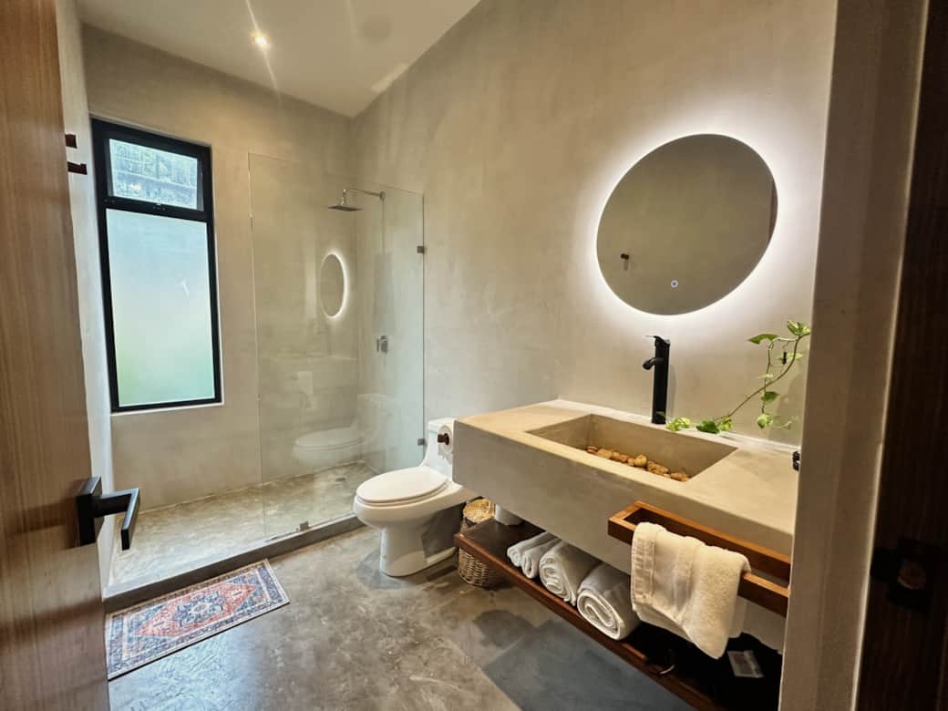 Full Bathroom Private bathroom with all amenities.
