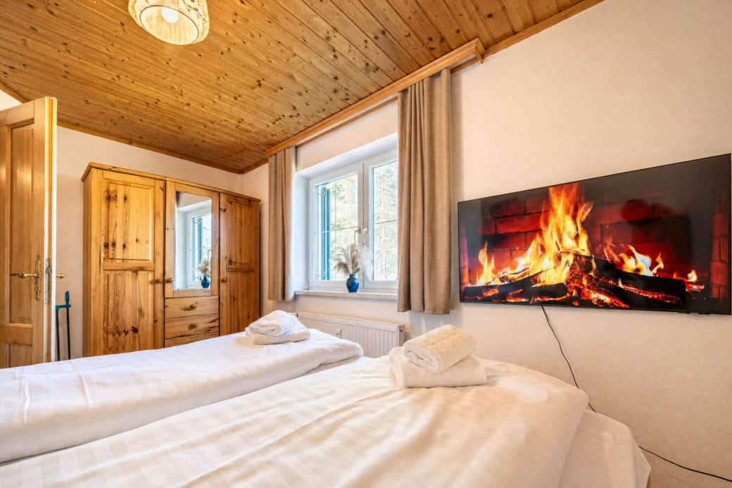 Schlafzimmer mit Smart TV und Kingsize-Bett für gemütliche Bergabende, Berglodge Hochrindl Schlafzimmer mit Smart TV und Kingsize-Bett für gemütliche Bergabende, Berglodge Hochrindl
