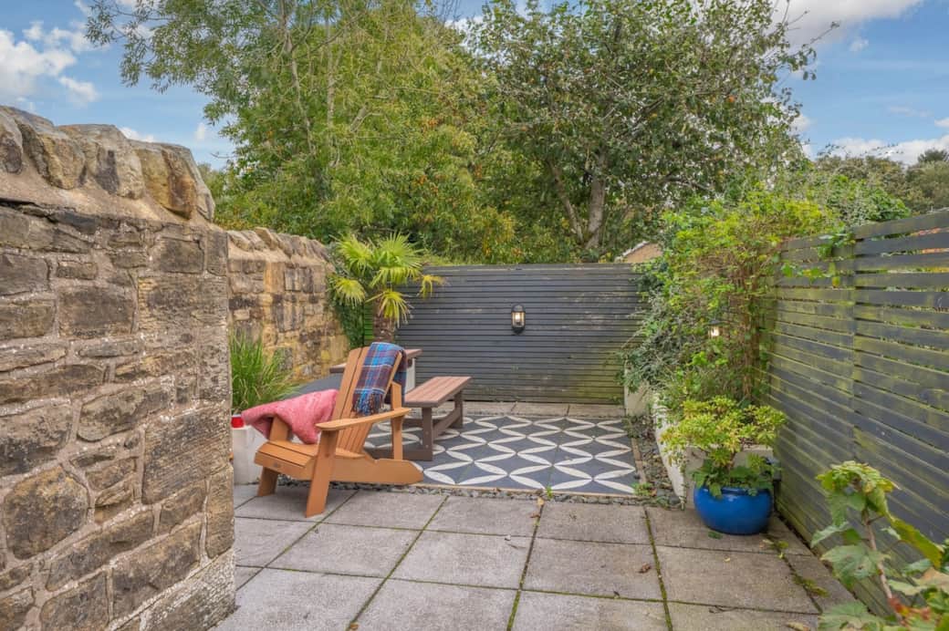 Let your dogs potter freely in the fully enclosed, secure garden while you enjoy slow outdoor breakfasts and easy evenings on the patio. No worrying about gates or gaps — just time together.