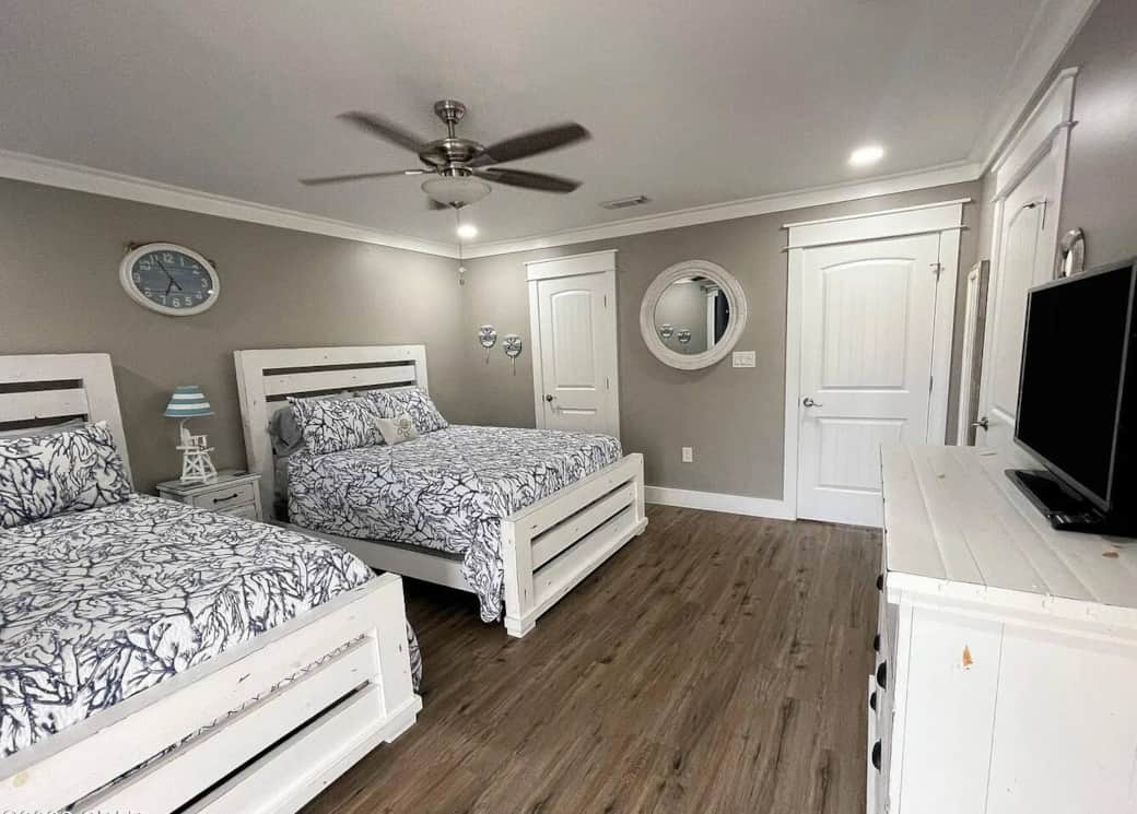 Guest Bedroom Suite with Queens