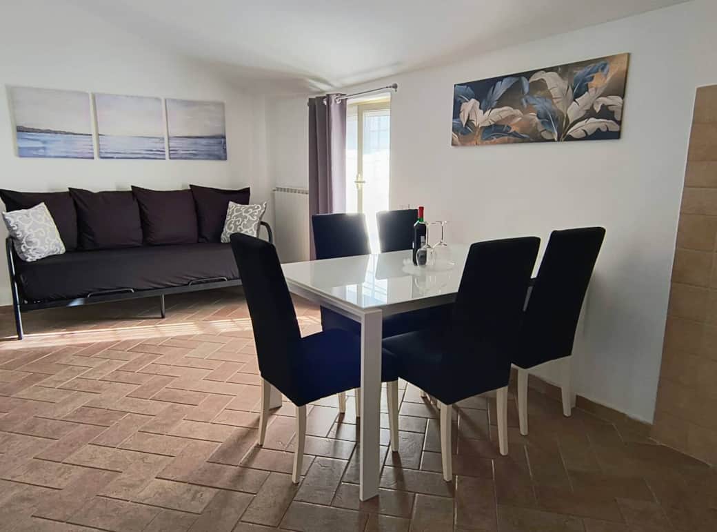 Zona pranzo con angolo cottura attrezzato, tv con Netflix, internet super veloce