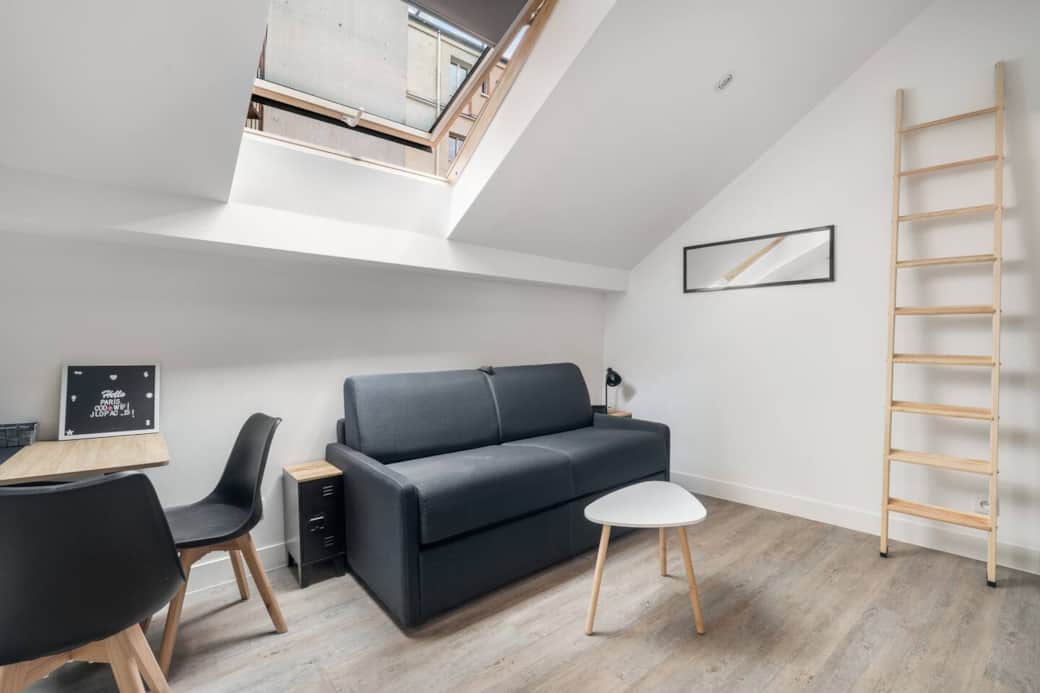 Canapé confortable pour 2 personnes avec espace repas.