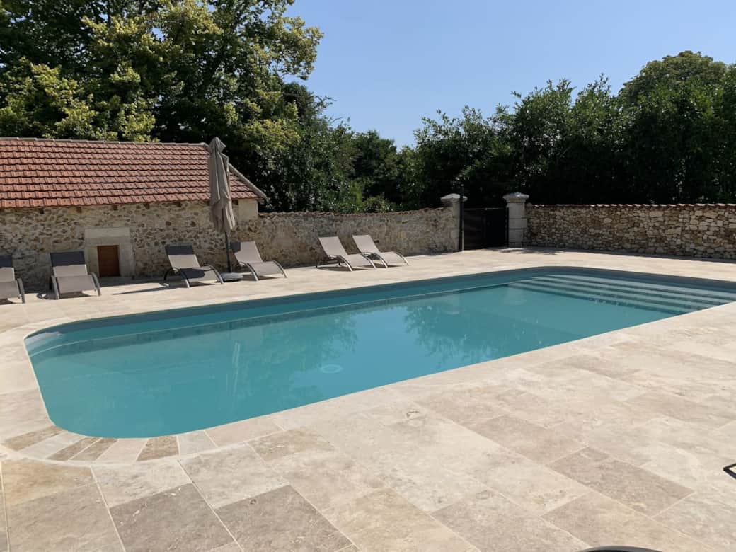 La piscine (partagée avec les autres gîtes)