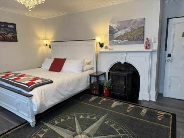 Deluxe King with private 4pc ensuite