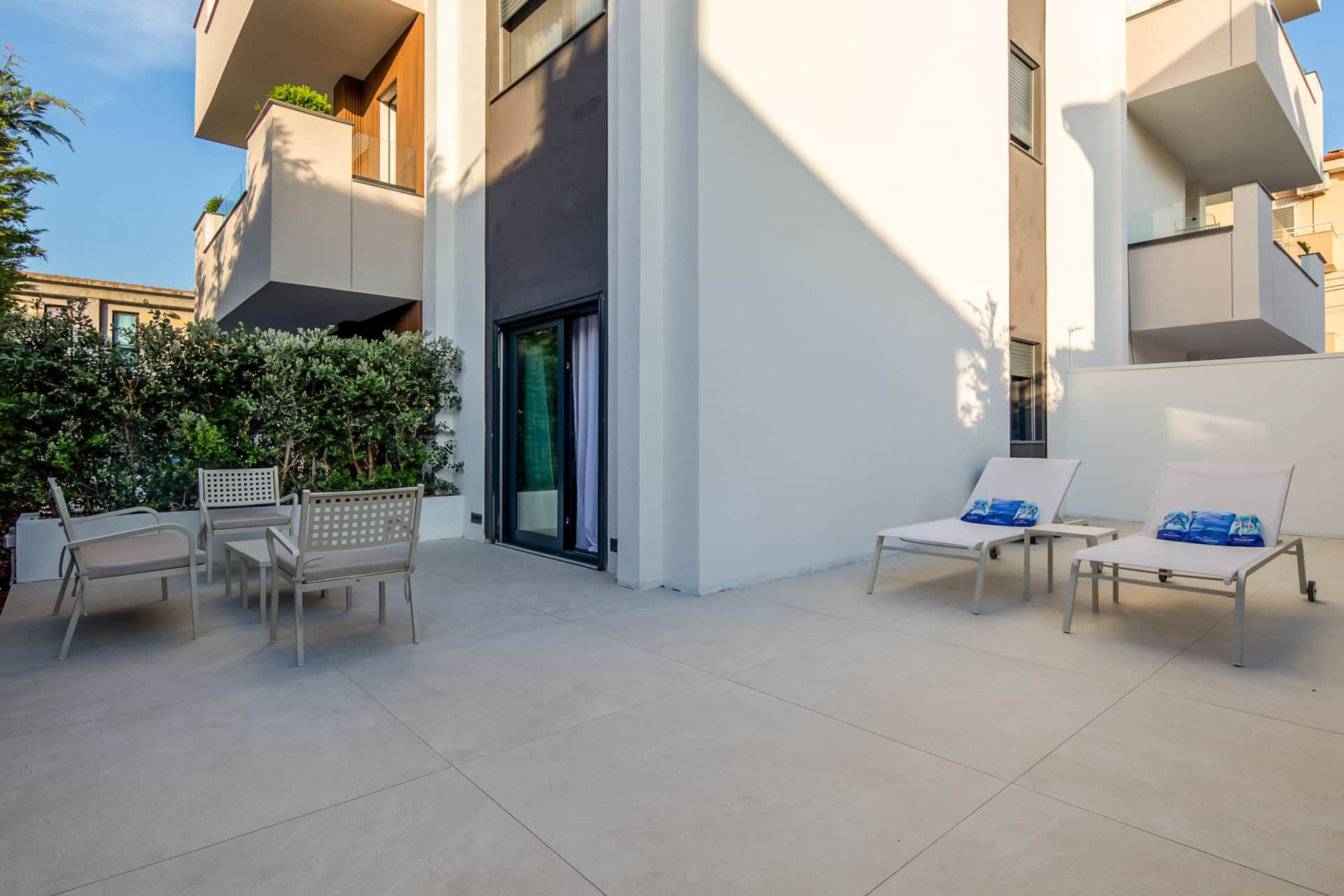 AZULIS #1 Wohn-Essbereich mit Gartenzugang in Olbia — modern italienisches Designer-Ambiente von RENTAL12