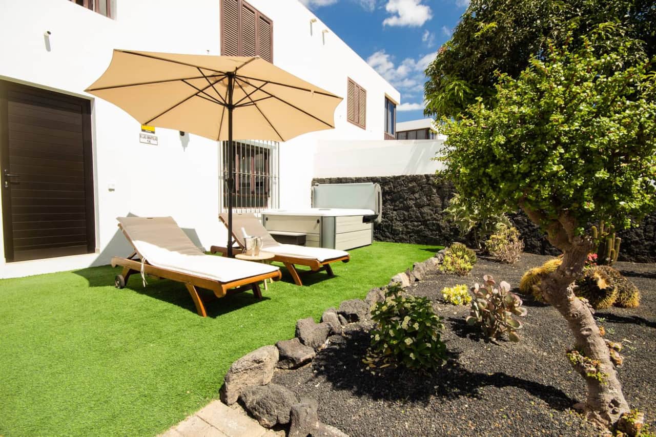 Terraza soleada en una villa vacacional en Lanzarote