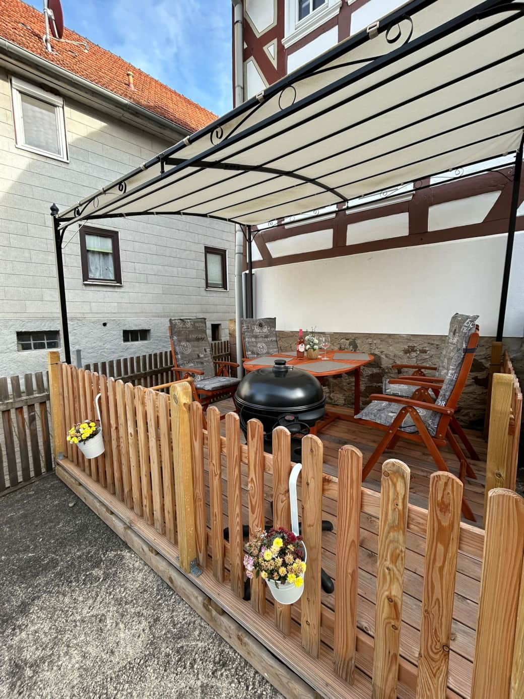 Elektro-Grill und Liege sind vorhanden
