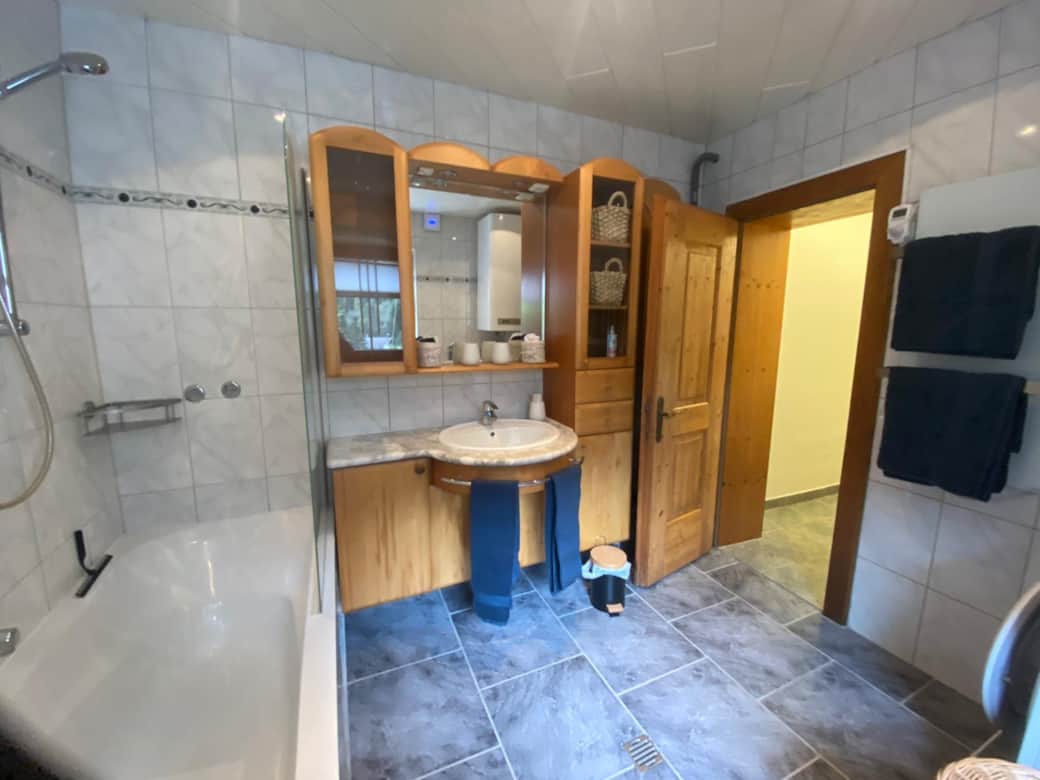Geräumiges Badezimmer