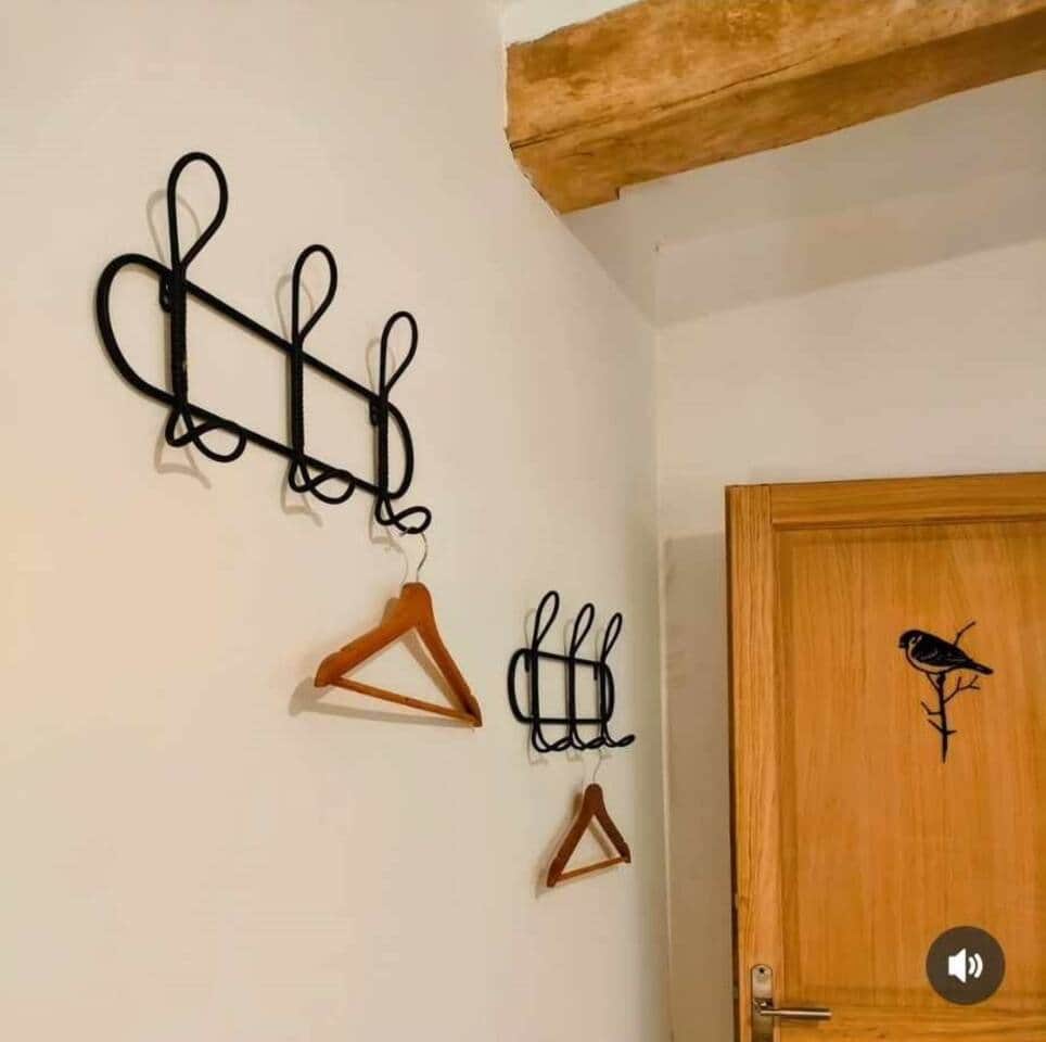 PORTE VETEMENTS DANS LA CHAMBRE 