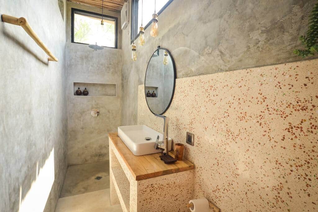 En-suite bathroom with concrete style
