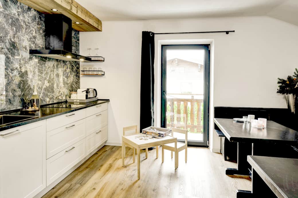 Kitchen with kids table - Ferienwohnung Das Bergnest