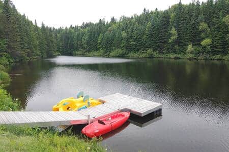 Kayak et pédalo, avec gilets de sauvetage à disposition