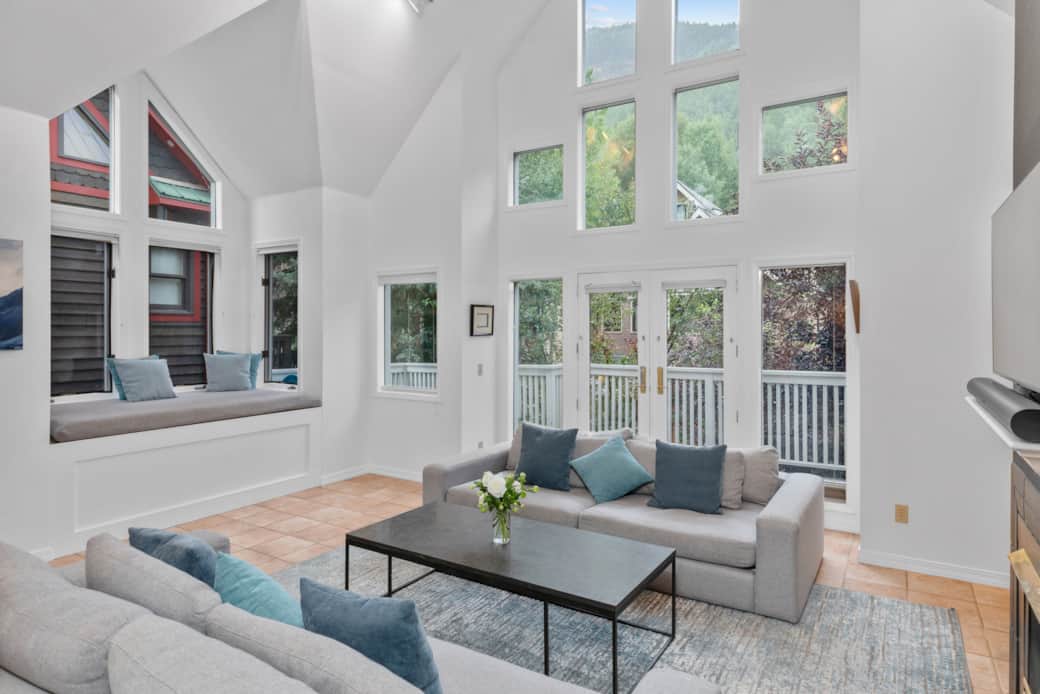 Light and luxurious feel in upstairs main sitting area Light and luxurious feel in upstairs main sitting area