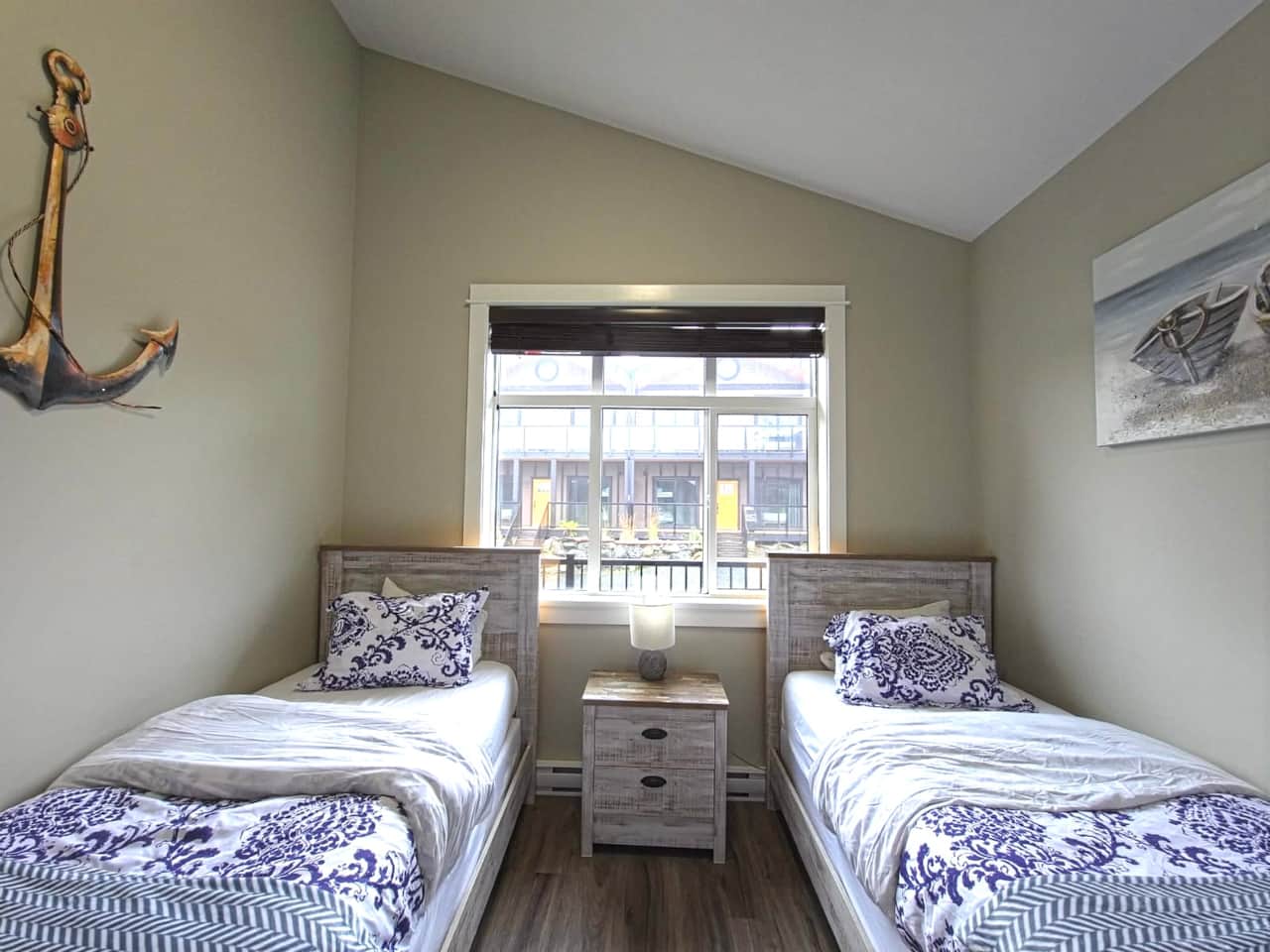 Twin bedroom