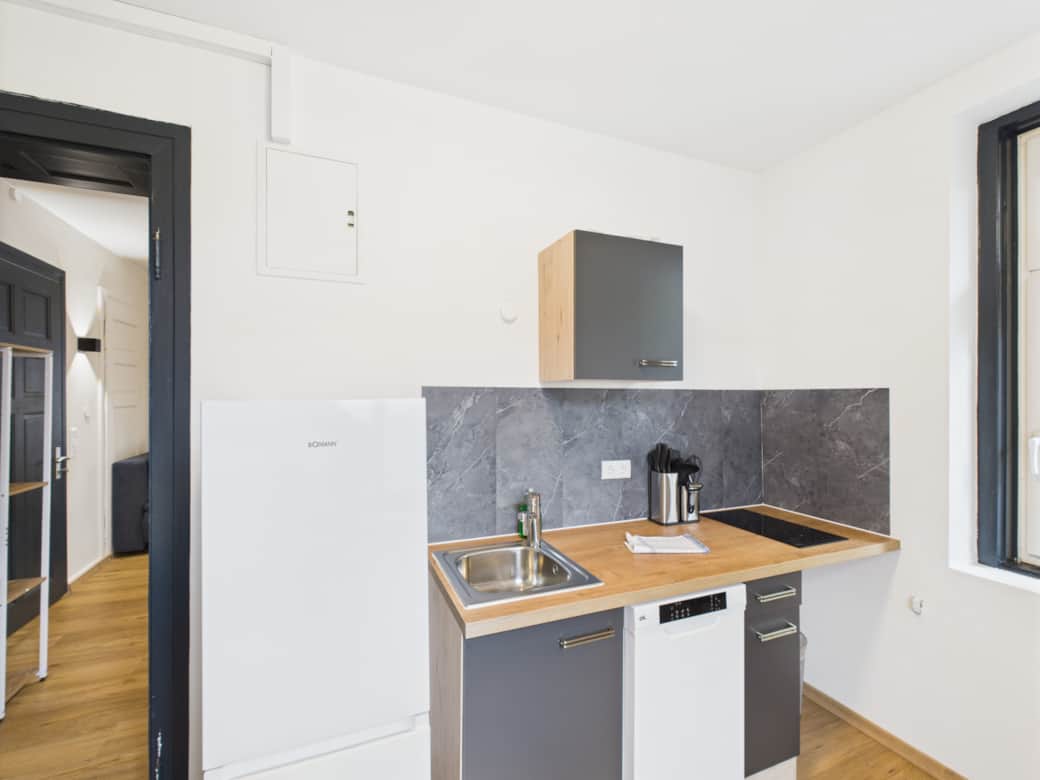 Küche mit Kochfeld, Spülmaschine und Kühl- Gefrierkombi Küche mit Kochfeld, Spülmaschine und Kühl- Gefrierkombi