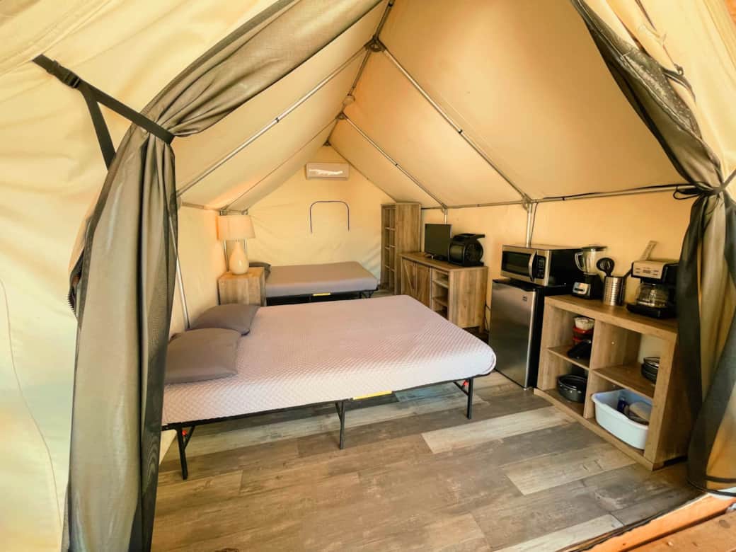 Comes with 2 queen beds Comes with 2 queen beds
