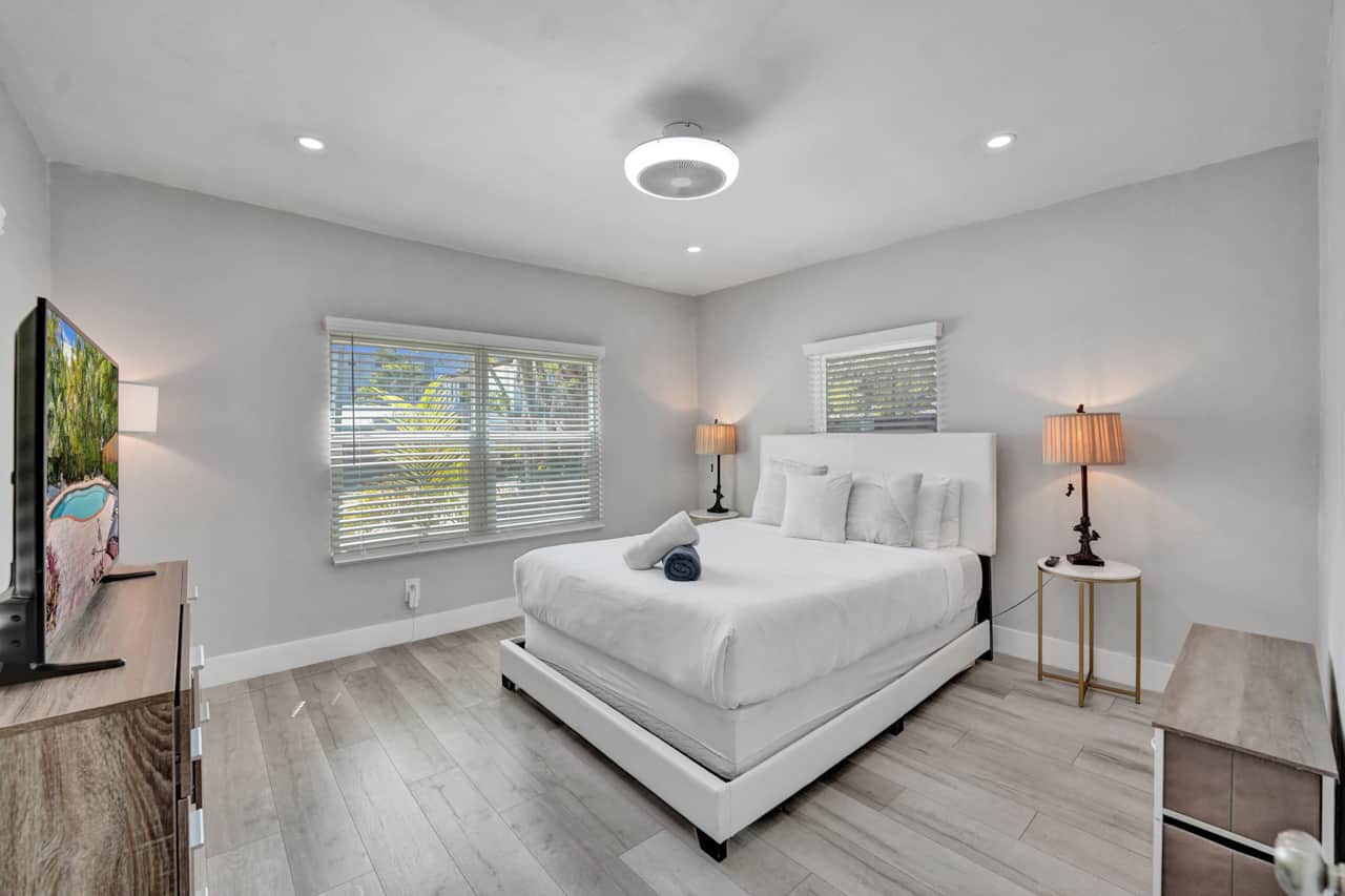 Bedroom 1 w/ Queen Bed