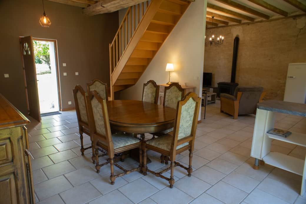Accès à l'étage vers les chambres, salle de bain, WC, barrière de sécurité enfant en haut Accès à l'étage vers les chambres, salle de bain, WC, barrière de sécurité enfant en haut