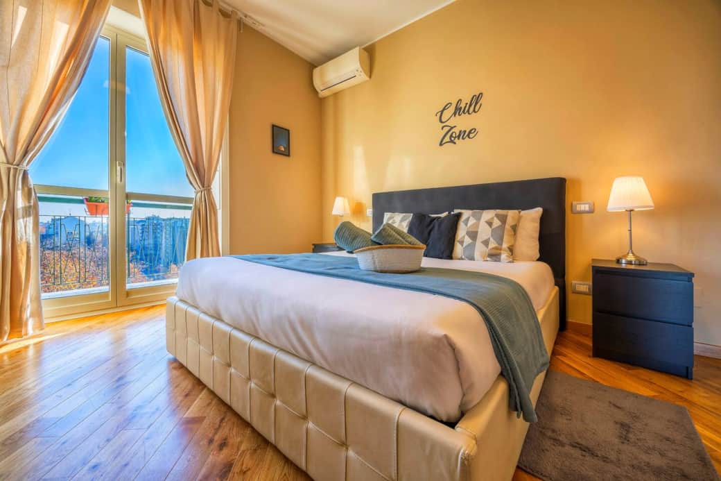 Double bedroom, large and bright, with TV and air conditioning Double bedroom, large and bright, with TV and air conditioning