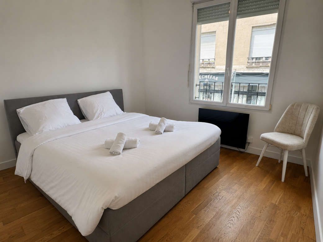 Chambre double lumineuse de Le Verdun, logement meublé près de Paris