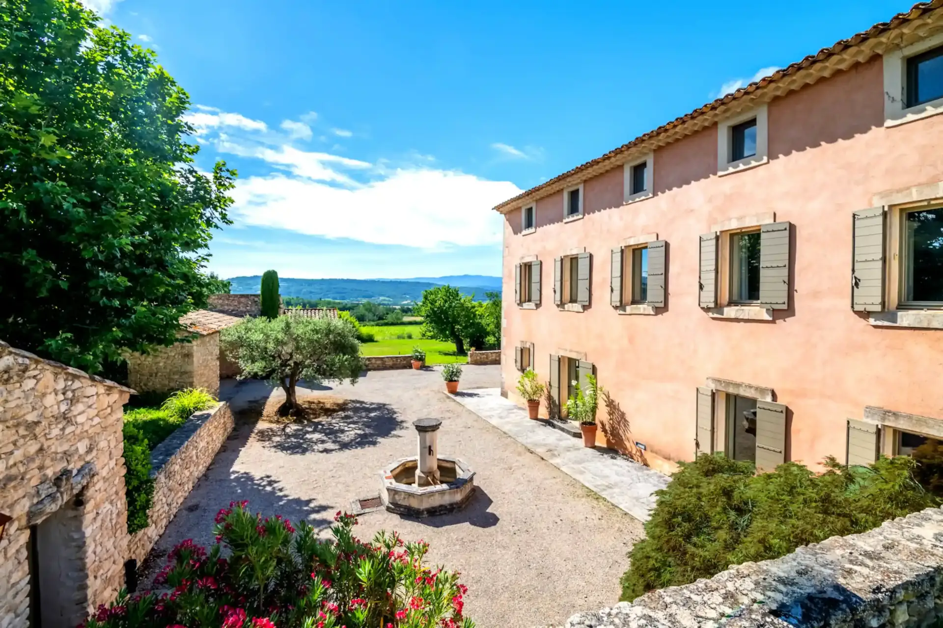 Courtyard of a luxury villa in Provence – Bastide du Chat Blanc