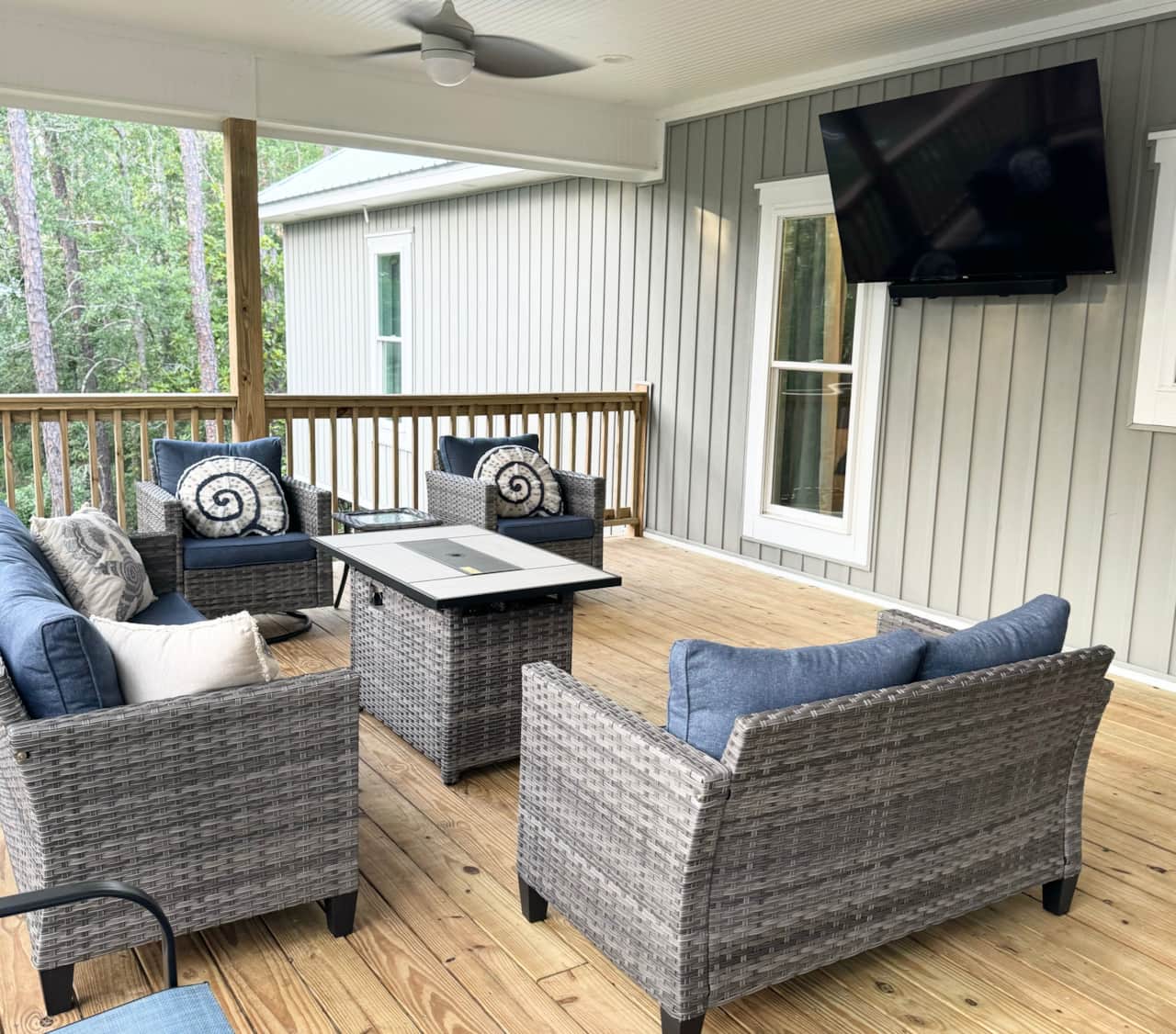 Upper lounge