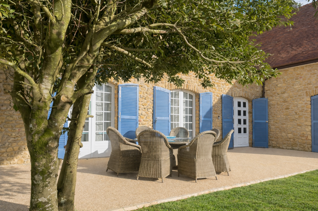 Maison serenite dordogne patio table blue shutters
