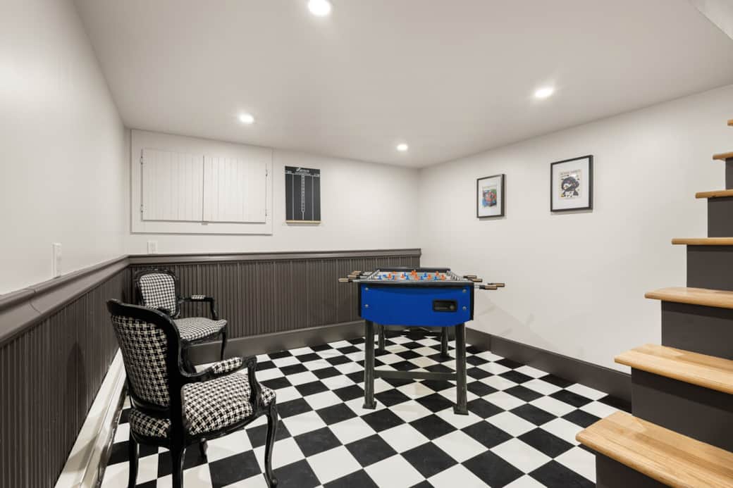Espace jeux avec babyfoot et décor vintage.

⭐ “Tons of space, lots to do for the kids.”