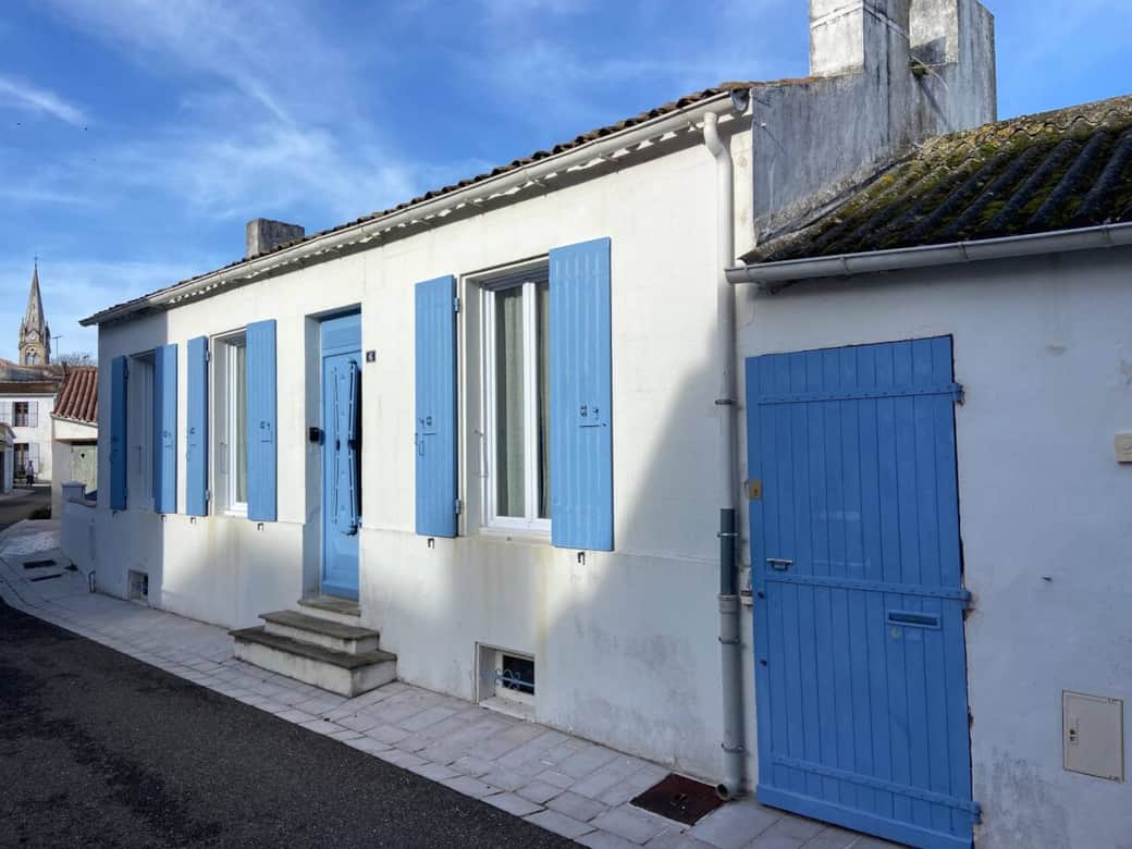 La façade sur la ruelle La façade sur la ruelle