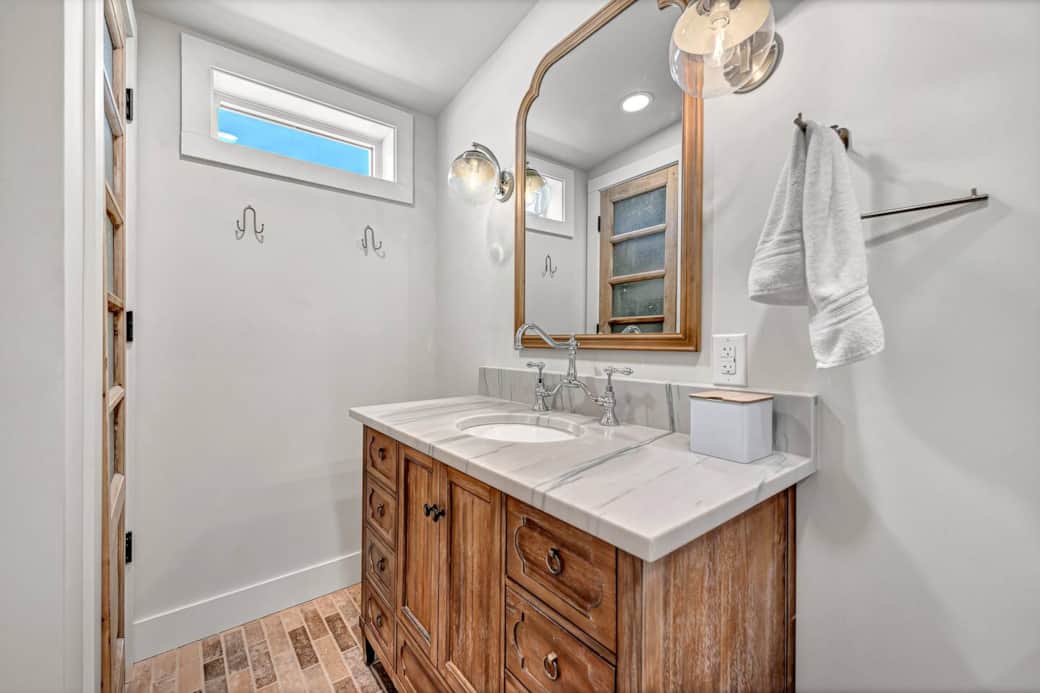 Queen Suite Connected Bath
