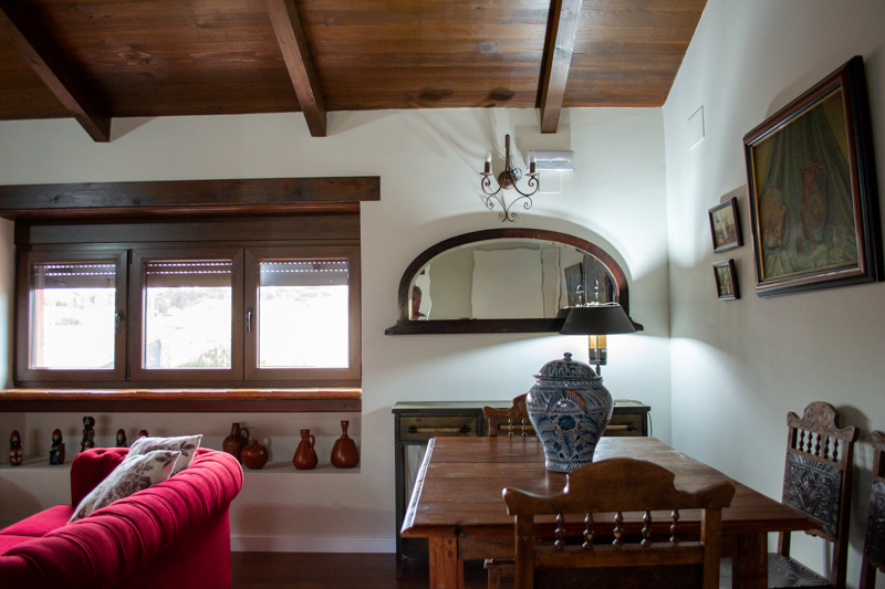 Vista luminosa del salon y comedor de la habitación