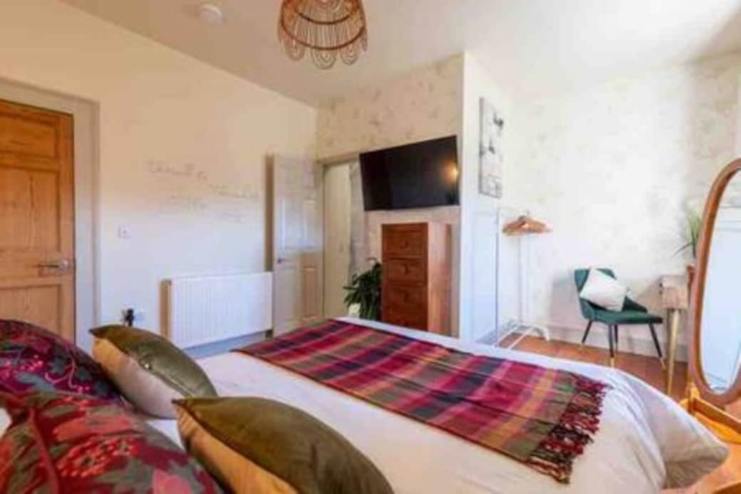 It’s hard to have a favourite bedroom as they all offer different styles but this one just makes you want to relax, the vibe so all about getting dressed in peace, sleeping soundly and taking a hot shower! It’s hard to have a favourite bedroom as they all offer different styles but this one just makes you want to relax, the vibe so all about getting dressed in peace, sleeping soundly and taking a hot shower!