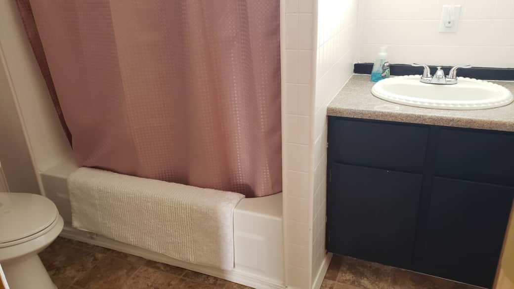 Guest bathroom with bath/shower