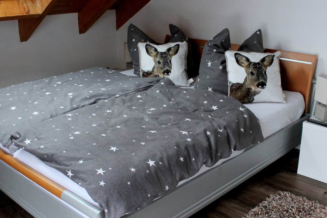 Zimmer III im Obergeschoss mit Doppelbett, Kleiderschrank, 40 Zoll Flachbild TV