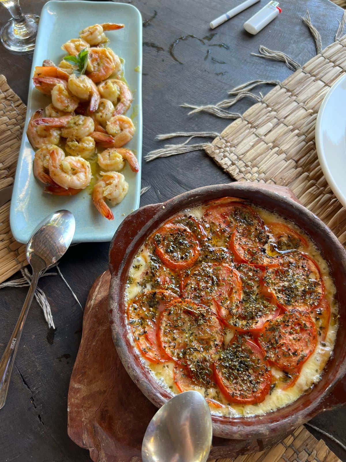Provolone Gratinado com Camarões e Ervas Finas