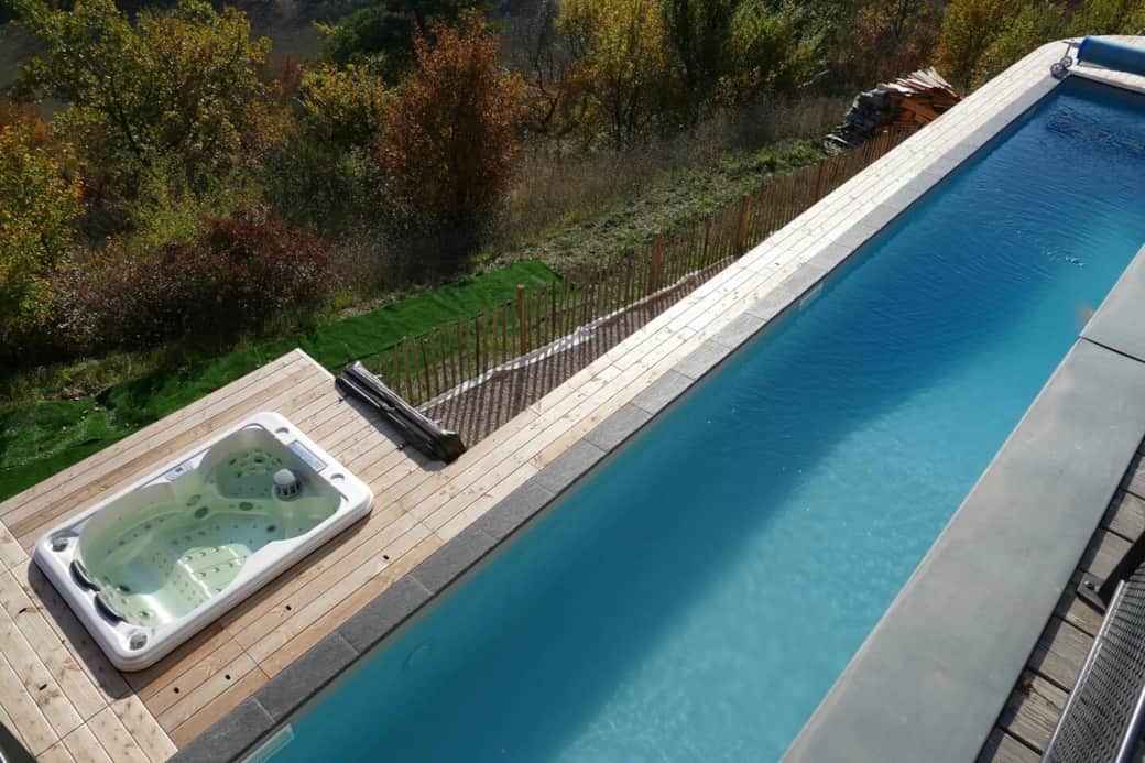 couloir de nage chauffé, jacuzzi 4 personnes couloir de nage chauffé, jacuzzi 4 personnes