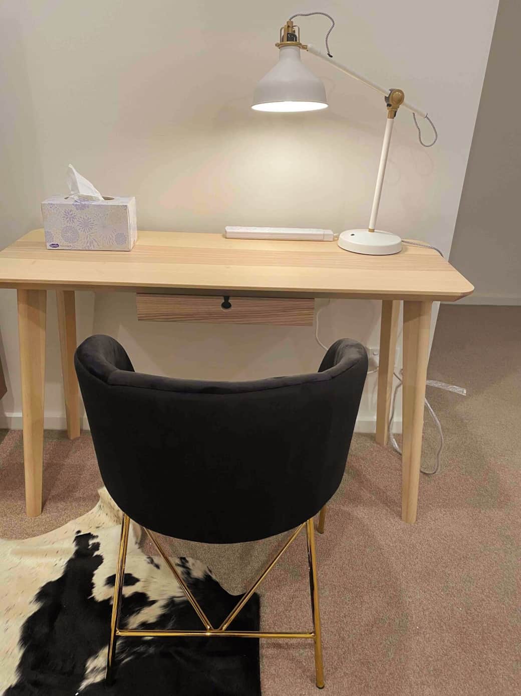 Transform your stay into a productive retreat with our well-appointed workspace. The desk, paired with a comfortable chair and a desk lamp, provides an ideal setting for work or study. The organized layout makes every task a pleasure.