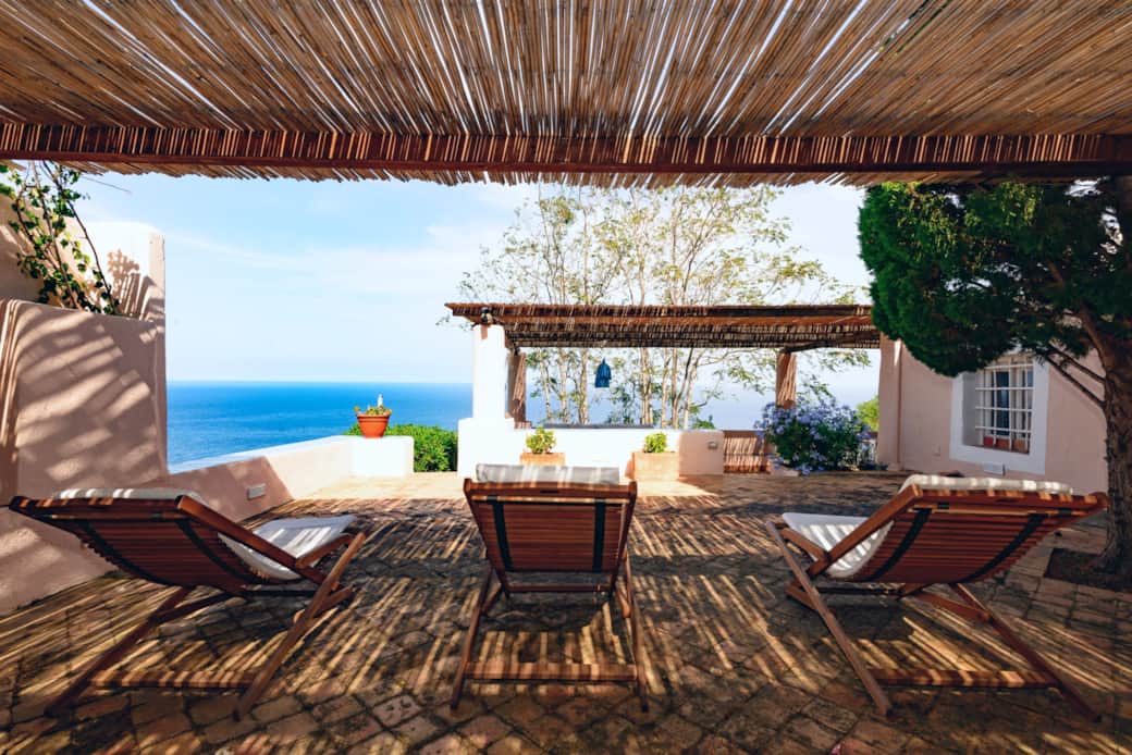 Terrazza panoramica con lettini e vista mare, ideale per rilassarsi Terrazza panoramica con lettini e vista mare, ideale per rilassarsi