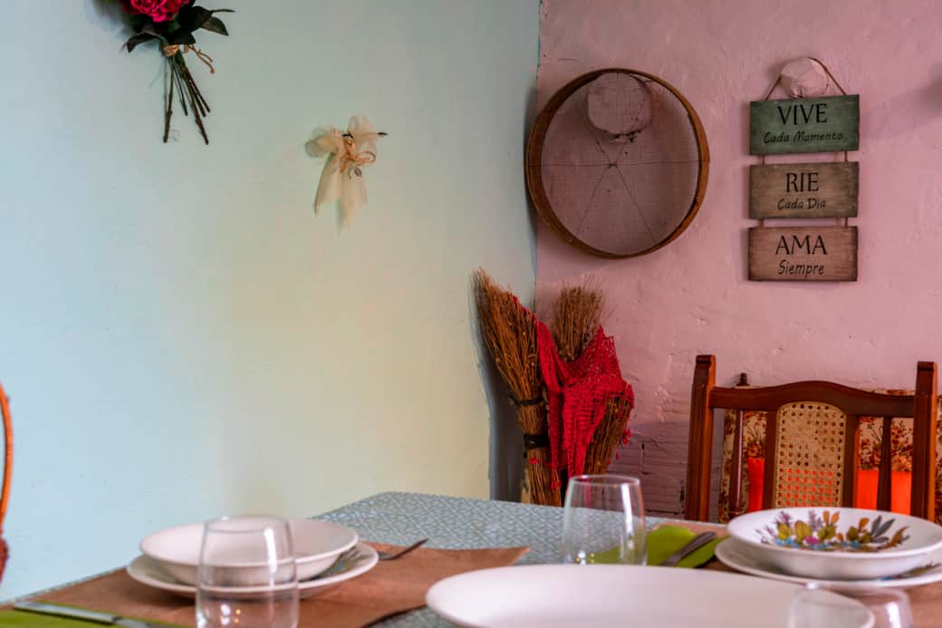 bodega contemporánea, Vive, Rie y Ama en casa rural en Belchite