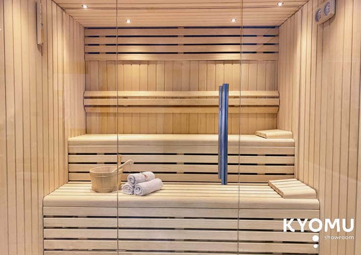 Sauna finlandese privata in legno con stufa a pietre vulcaniche