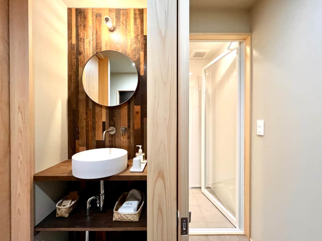 Wash basin and shower entrance