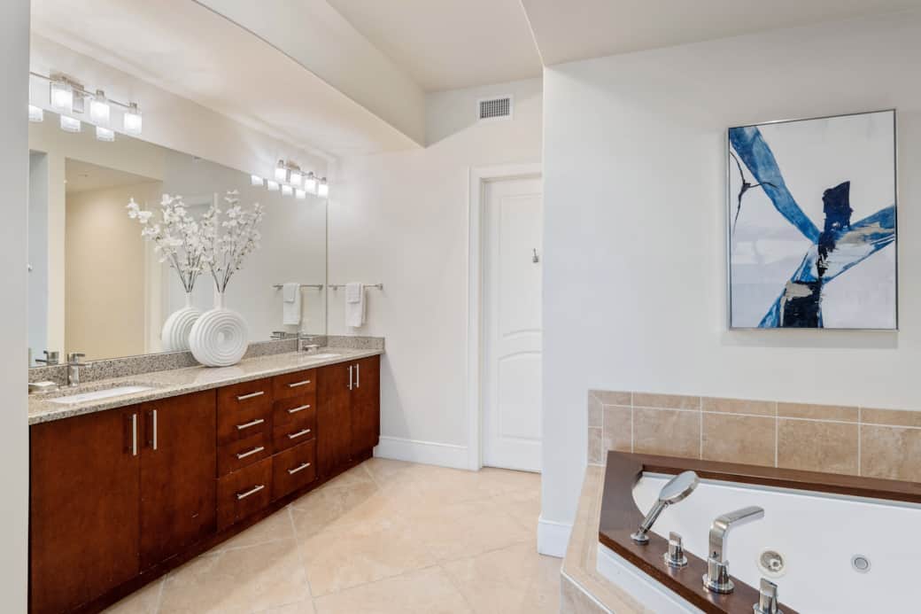 Master bath - Double vanities and Jacuzzi tub
